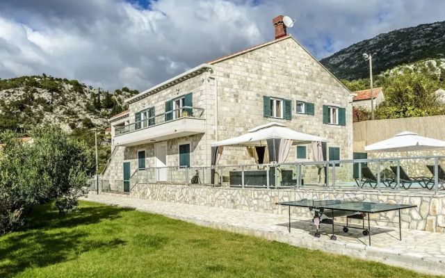 Villa Pave - Six-bedroom Villa With Terrace and Swimming Pool