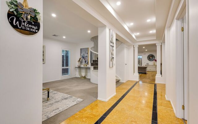 StayAU 6BRM Lakeview Villa Holiday Stay
