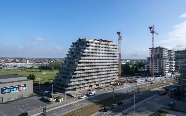 Seaview Apartment on the Beach - Free Parking