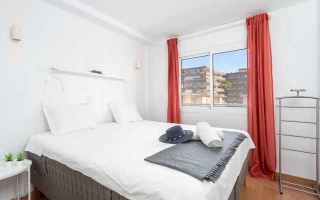 Delightful Apartment on The First Shoreline Ref 141