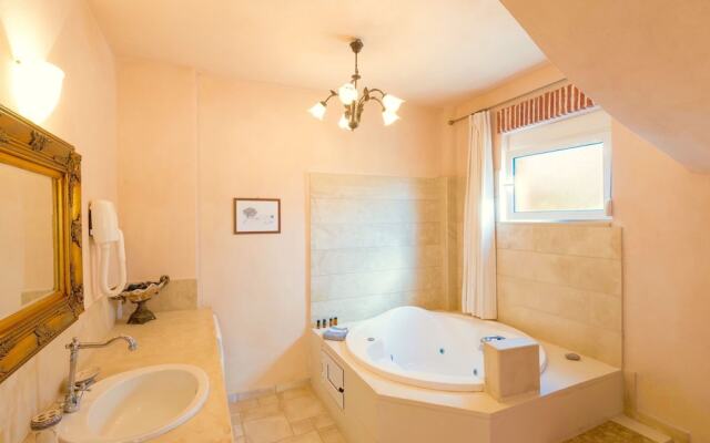 Peaceful Villa on Kamilari with Pool And Sun Lounger