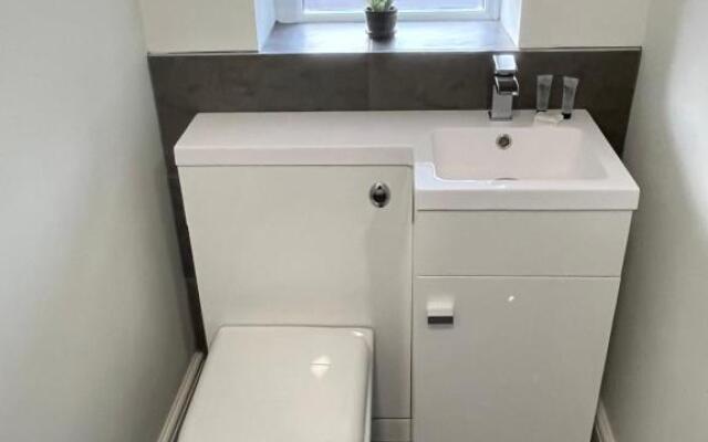 Entire spacious 4 bedroom apartment in Bournemouth