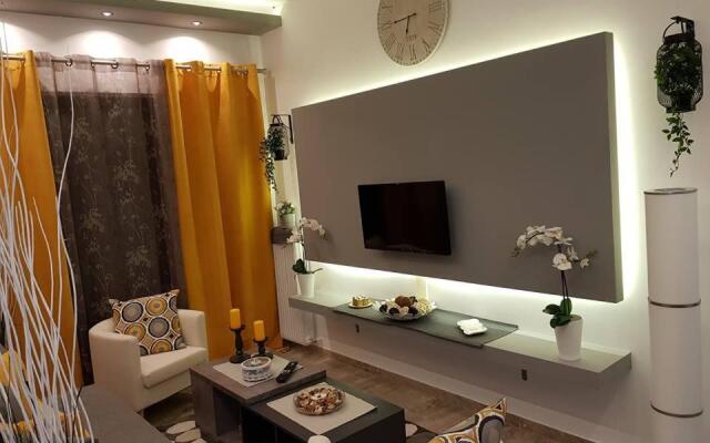 'Golden Aurora' Apartment With Elegant Style