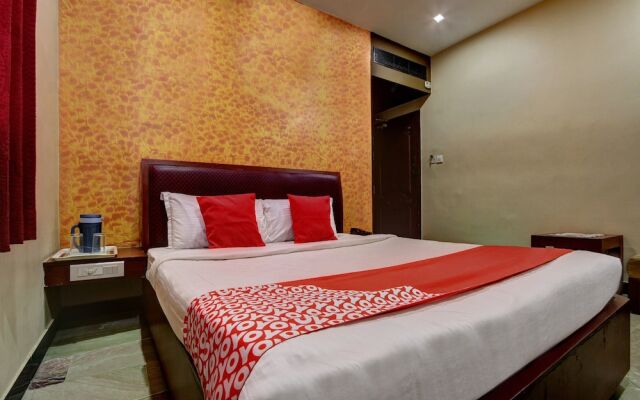 OYO 11585 Hotel Shreenithi