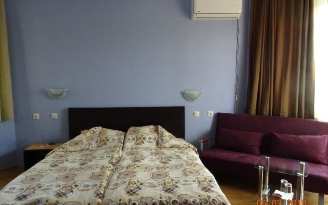 House Rezvaya with rooms for rent