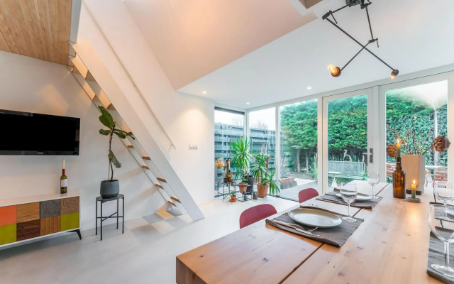 Stylish Holiday Home With Private Garden