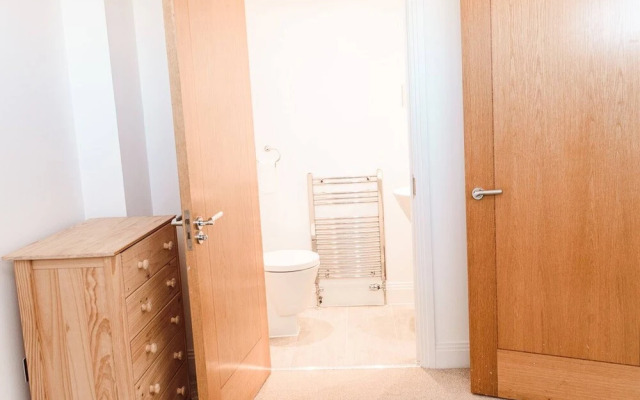 Luxurious 3 Bed Triplex Apartment - 3 Bath