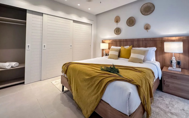 4 Bedroom Beach Penthouse w Private Rooftop
