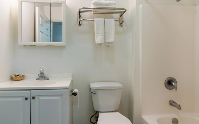 OYO Garden Inn and Suites Pearsall I-35 East