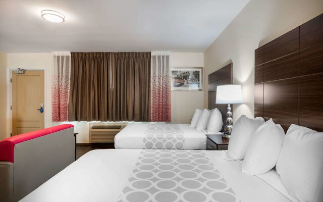 Downtown Hollywood Gardens Inn & Suites