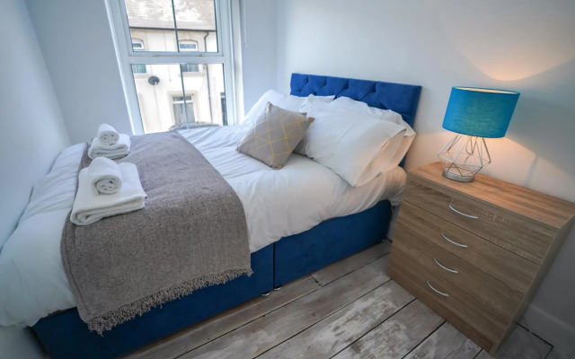 Planet St - Whole House with Parking