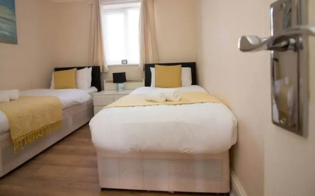 Stayzo Penthouse Accommodation 1- Premier Lodge