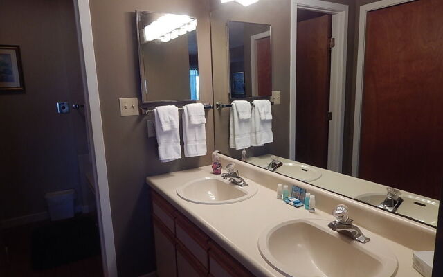 Four Seasons Racquet & Country Club