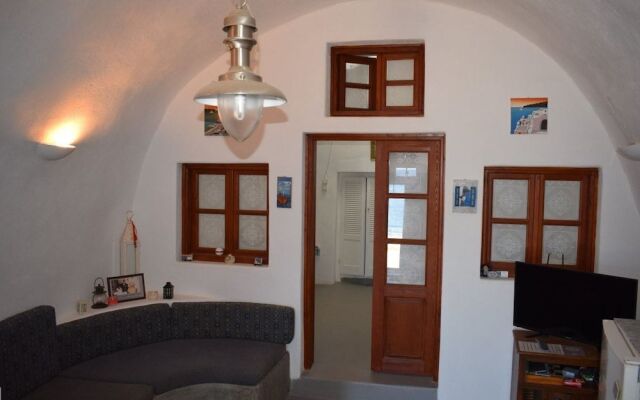 Tzannis Cave House
