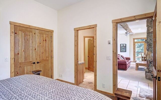 Dunkin Hill Lodge 5 Bedroom Home by RedAwning