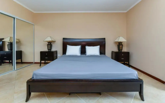Gated Community 2br3ba Gold Coast Pools GYM
