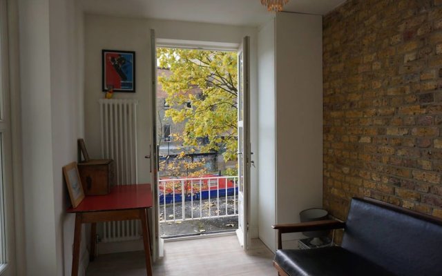 Beautiful Canalside 1-bedroom Flat With Terrace