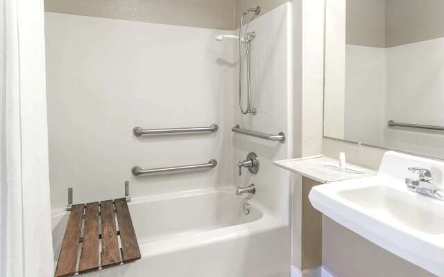 Super 8 by Wyndham Ashburn