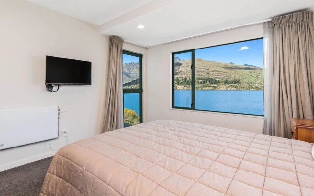 Lakefront Living At Remarkables - East