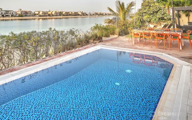 The Palm Jumeirah Villas - Frond E by LUX Holiday Home