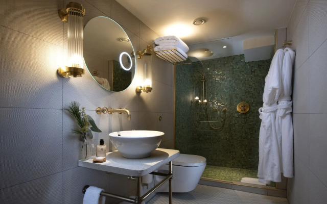Fingal - A Luxury Floating Hotel