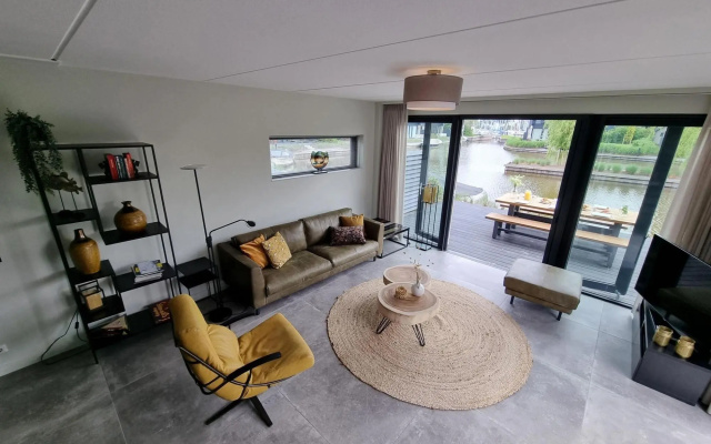 Luxurious Detached Water Villa With Jetty