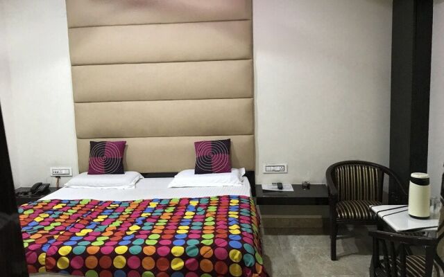 OYO 27864 Hotel Samrat