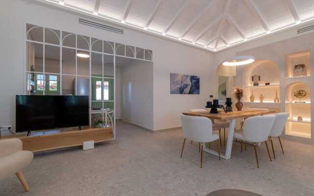 Pnoe Luxury Villa
