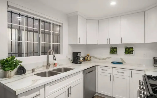 The Avalon - Modern Colorful w Private Parking