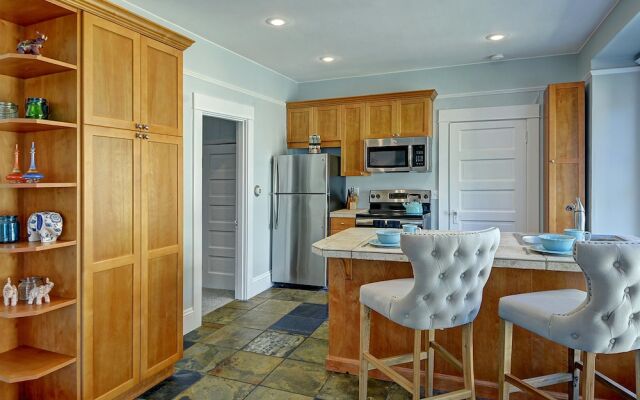 Queen Anne Bungalow - Two Bedroom Home