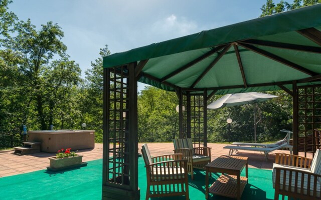 Estate With 5 Apartments, Swimming Pool, Large Garden
