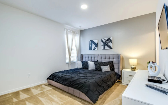 14 Bdrm 11 BA Sleeps 30