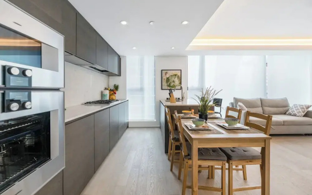 Chic Urban Stylish Condo in Downtown V