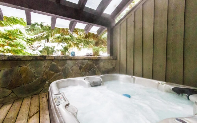 Spacious Town Home With Private Hot Tub