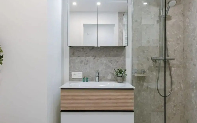 Pleasant Apartment With Frontal sea View