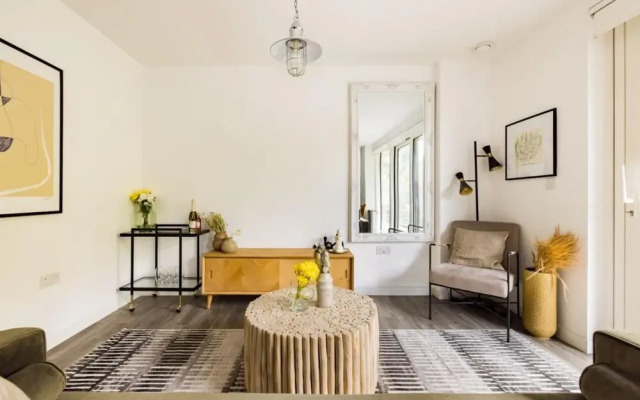 The London Retreat - Alluring 2bdr Flat With Balcony