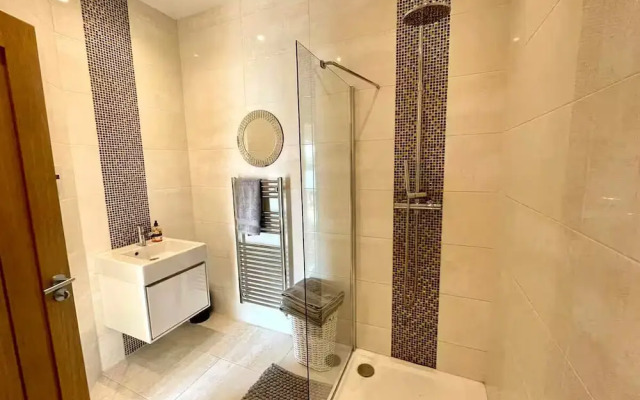 Cotswolds Lakeside Home-Summer Lake