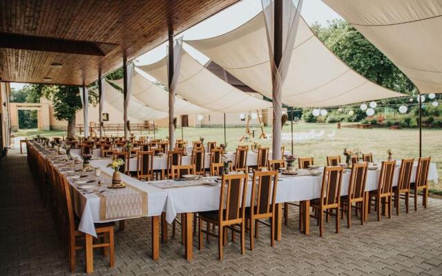 Zámecký Dvůr Černousy