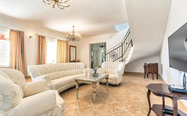 Stunning Home in Valtura With Jacuzzi, Wifi and 4 Bedrooms