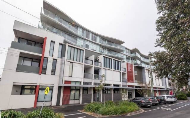 Stylish 2 Bedroom Apartment in Port Melbourne With City Views