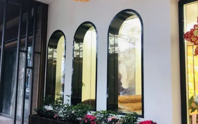 Holiday Hotel