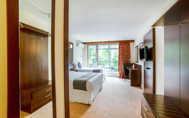 OYO The Bridge House Hotel