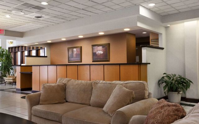 HomeTowne Studios by Red Roof & Conference Center Cortland