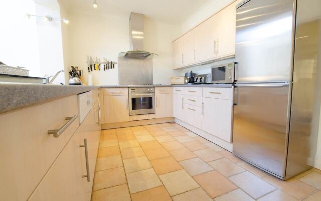 Clifton Court Apt 15 With Heated Pool