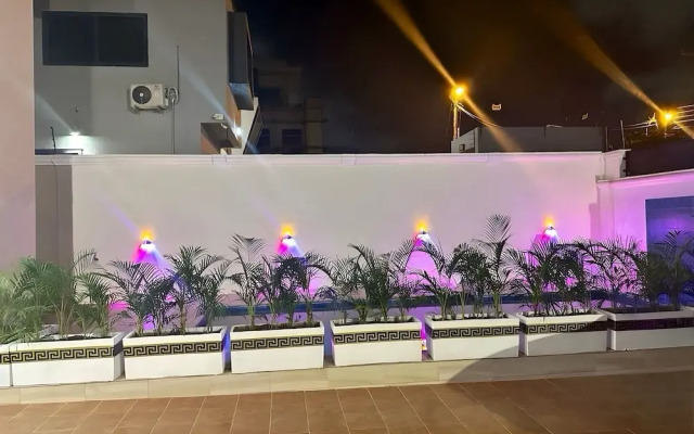 2BR Apartment With Pool and Wifi Near East Airport