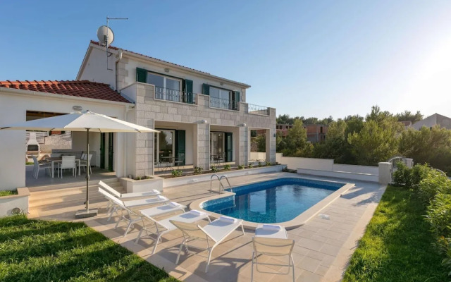 Charming Villa With Pool ,140m From the sea