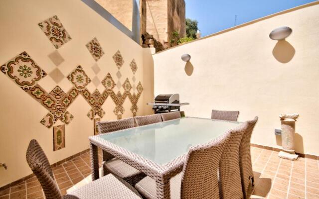 Amazing 4-bedroom Sliema Town House with Jacuzzi