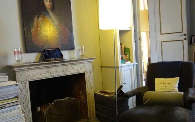 In Rome, Aristocratic, 3 Bedroom in Elegant, Historic Palace 3 Bedrooms 3 Bathrooms Apts