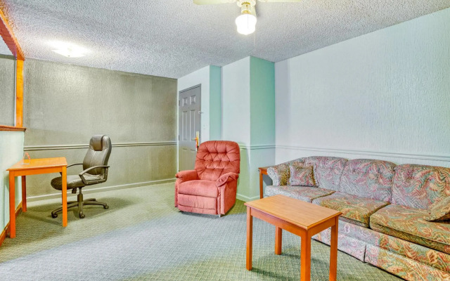 OYO Townhouse Tulsa Woodland Hills