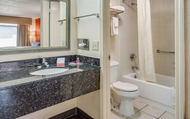 Econo Lodge Inn & Suites Griffin North